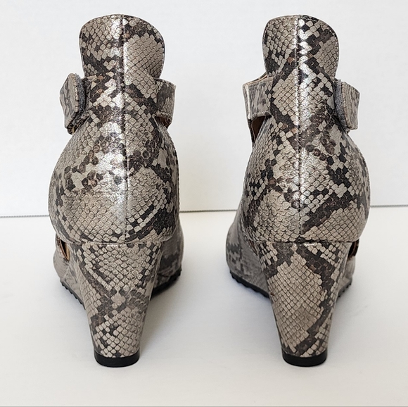 Corkys Brushed Snakeskin Metallic Wedge Sandals NEW - Picture 4 of 11